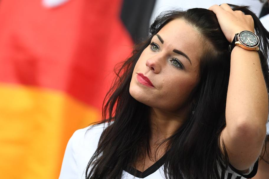Una tifosa tedesca perplessa per la poco convincente prestazione della sua nazionale (Afp)